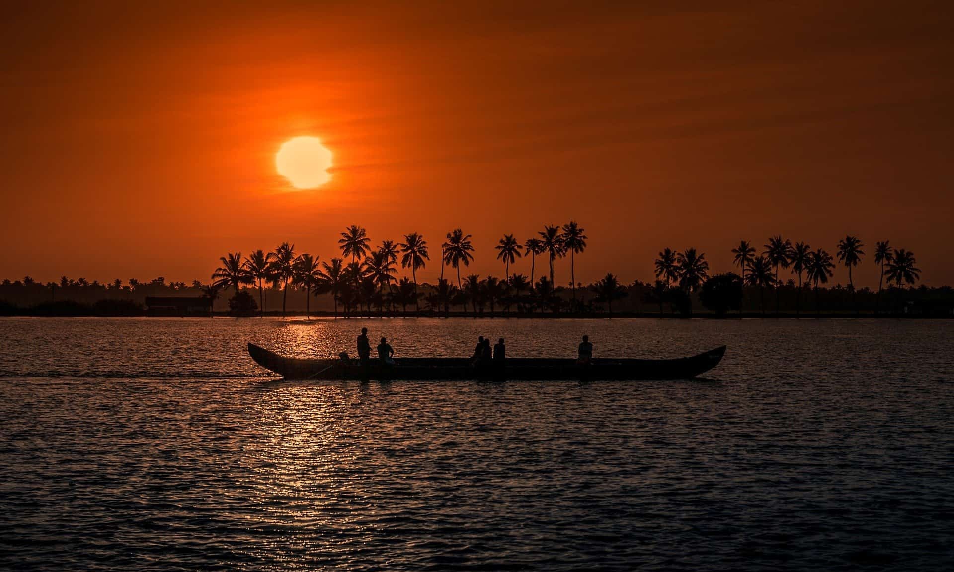 Munnar- Kumarakom & Alleppey Tour Package – Hills, Backwaters & Serenity Tour Package