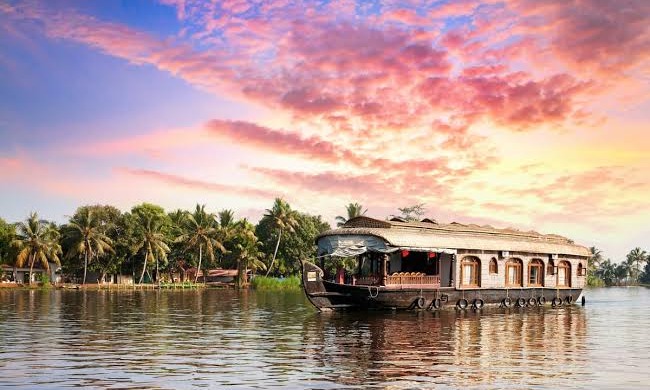 Munnar, Thekkady, Kovalam and Alleppey Kerala Tour Package Tour Package