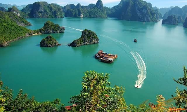Discover Hanoi – Ha Long Bay & Ninh Binh  Tour Package